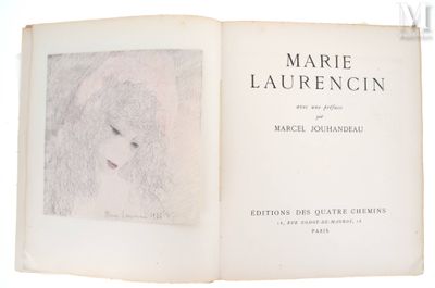 un livre ouvert sur lequel est dessiné le visage d'une femme