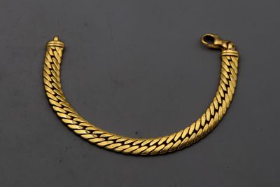 un bracelet en or orné d'un motif tressé