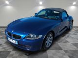 une photo d'une voiture de sport BMW bleue garée dans un garage