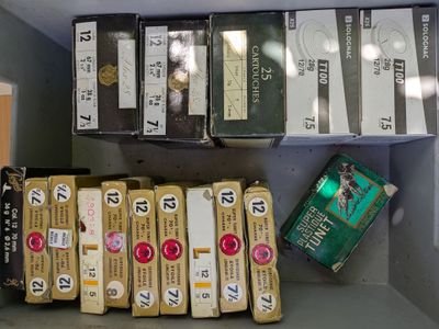 de nombreux paquets de cigarettes posés sur une étagère dans une pièce