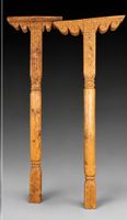 Deux colonnes en pin sculpté avec leur console à décor d'enr…