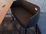 une image représentant une chaise et une table dans un bureau