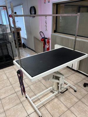 une table noire et blanche au milieu d'une pièce