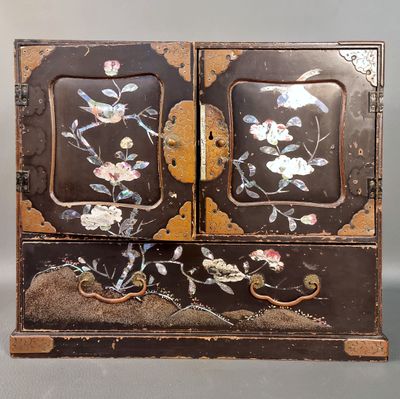 une armoire noire et dorée ornée de fleurs et d'oiseaux peints