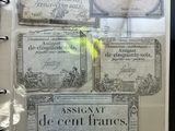 une photo d'un livre sur lequel est posé beaucoup d'argent