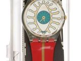 une montre dans un étui en plastique, avec un bracelet bleu et rouge