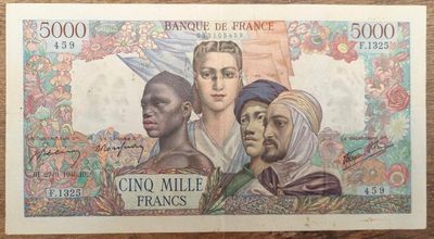 un gros plan sur une feuille de papier sur laquelle figure la photo d'un groupe de personnes