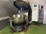 une photo d'une cuisine avec un grand saladier posé par terre
