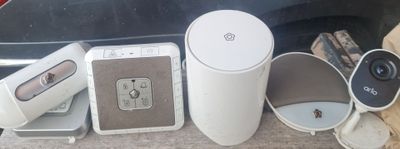 beaucoup d'appareils électroniques posés par terre à côté d'une voiture