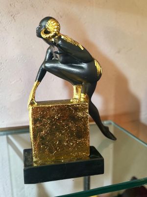 Art Moderne : Bronze à double patine noire profond et à l’or…