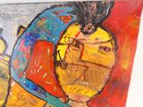un tableau sur le mur d'une pièce avec un tableau sur le mur