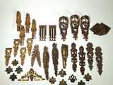 tout un tas de morceaux de métal de toutes sortes accrochés au mur