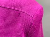 pull rose avec des trous dans le dos