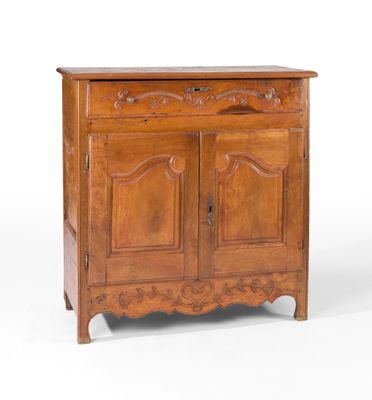 une vieille armoire en bois à deux portes et un tiroir
