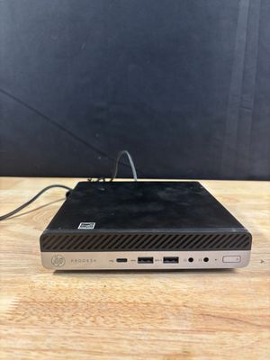un gros plan d'un ordinateur portable posé sur une table en bois