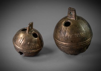 une paire de cloches en bronze portant le nom de « »
