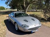 une voiture de sport argentée garée sur le bord de la route