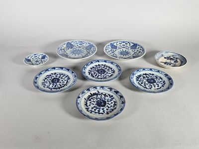 Lot de huit petites assiettes en porcelaine bleu-blanc, dont…