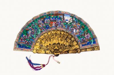 un éventail doré orné d'un motif coloré