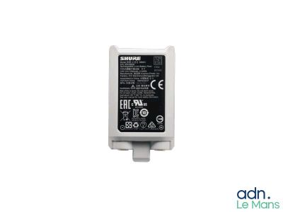 un gros plan d'une batterie de téléphone portable sur fond blanc