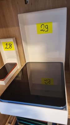 une plaque de cuisson noire et blanche sur laquelle est collé un autocollant jaune