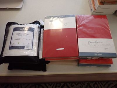 Plusieurs dossiers sont posés sur un bureau, à côté d'un ordinateur portable.