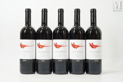 six bouteilles de vin rouge sont alignées sur une surface blanche