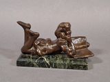 statue en bronze représentant une femme en train de lire un livre, posée sur un socle en marbre