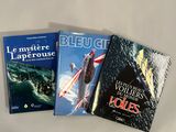trois livres posés sur une table