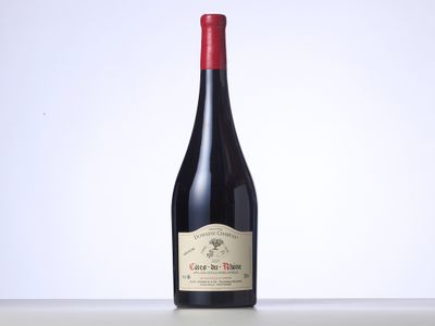 une bouteille de vin rouge posée sur une table