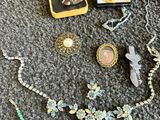 beaucoup de bijoux qui traînent par terre, par terre