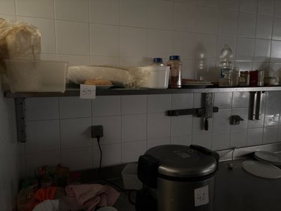 une poubelle dans un coin de la cuisine, à côté d'une autre poubelle