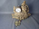 une horloge posée sur une table