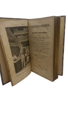 un livre ouvert sur une page où l'on voit la photo d'un homme et d'une femme