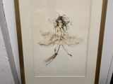 une image représentant un portrait encadré d'une femme avec une fleur dans les cheveux