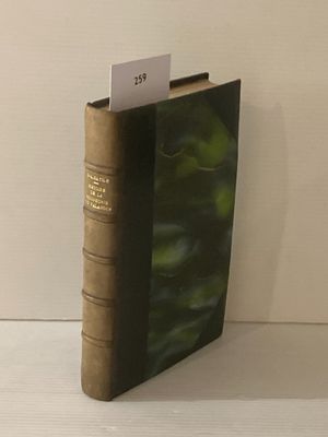 un livre posé sur une table, avec une carte à l'intérieur