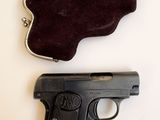 un pistolet et un sac à main posés sur une table
