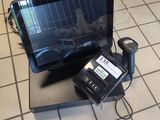 un ordinateur portable et un téléphone portable posés par terre