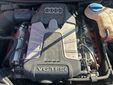une photo d'un moteur de voiture avec le capot ouvert