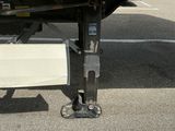un camion garé sur le parking