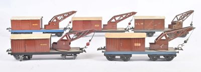 un ensemble de wagons de train miniature surmontés d'une grue