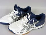 des chaussures de tennis Asics blanches et bleues sur un fond blanc