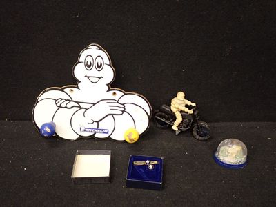 des figurines représentant un homme assis sur une table, à côté d'autres objets