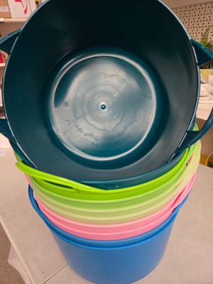 une pile de bols en plastique colorés empilés les uns sur les autres