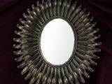 un miroir posé sur un tissu violet
