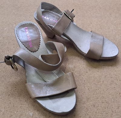 73 / Paire de chaussures à talons - SAN MARINA - Point…