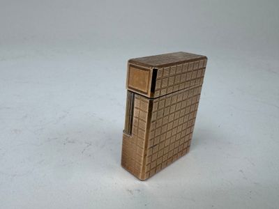 un briquet posé sur une surface blanche