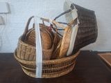 un panier en osier rempli d'assiettes et de couverts posé sur une table