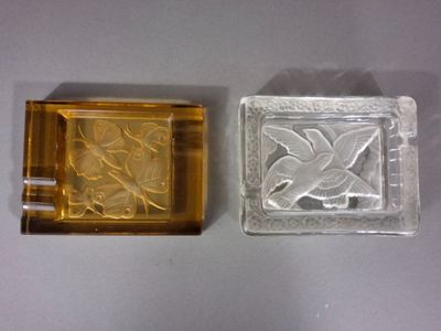 deux pains de savon posés l'un à côté de l'autre