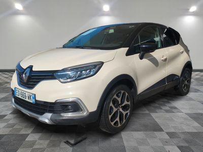 une voiture blanche garée dans une pièce au sol en damier